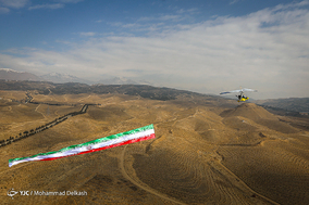 اهتزاز پرچم ایران بر فراز آسمان پایتخت