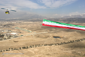 اهتزاز پرچم ایران بر فراز آسمان پایتخت