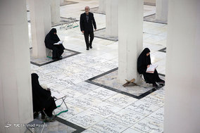 غبارروبي گلزار مطهر شهداي مدفون در حرم مطهر امام رضا (ع)