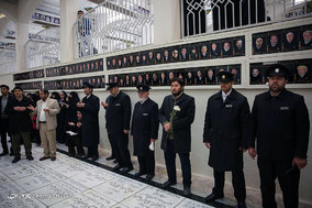 غبارروبي گلزار مطهر شهداي مدفون در حرم مطهر امام رضا (ع)