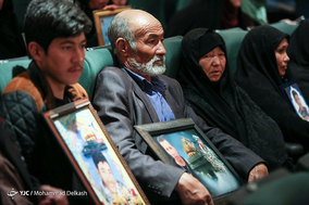 آیین رونمایی از مصحف شریف به نیابت از شهدای مدافع حرم