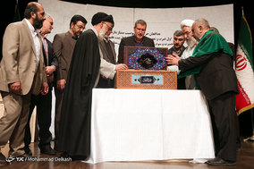 آیین رونمایی از مصحف شریف به نیابت از شهدای مدافع حرم