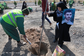 مراسم هفته درختکاری با حضور خانواده های معظم شهدا و ایثارگران