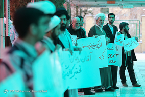 تجمع طلاب در اعتراض به سفر وزیر امور خارجه فرانسه به ایران - قم