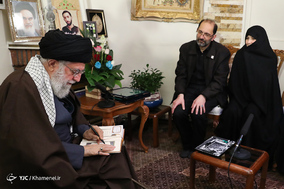 حضور رهبر انقلاب در منزل شهید محمدحسین حدادیان