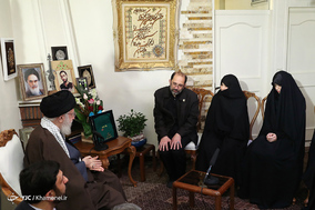 حضور رهبر انقلاب در منزل شهید محمدحسین حدادیان