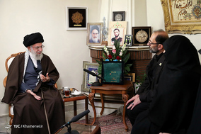 حضور رهبر انقلاب در منزل شهید محمدحسین حدادیان