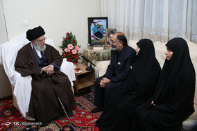 حضور رهبر انقلاب اسلامی در منزل شهید بایرامی از شهدای ناجا