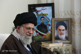حضور رهبر انقلاب اسلامی در منزل شهید بایرامی از شهدای ناجا