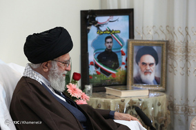 حضور رهبر انقلاب اسلامی در منزل شهید بایرامی از شهدای ناجا