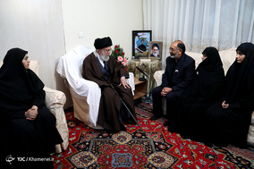 حضور رهبر انقلاب اسلامی در منزل شهید بایرامی از شهدای ناجا