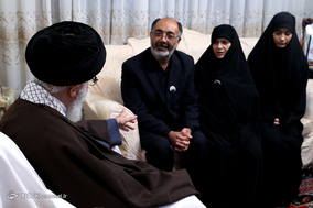 حضور رهبر انقلاب اسلامی در منزل شهید بایرامی از شهدای ناجا