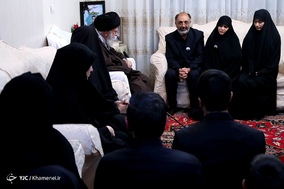 حضور رهبر انقلاب اسلامی در منزل شهید بایرامی از شهدای ناجا