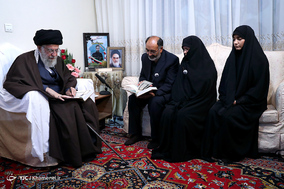 حضور رهبر انقلاب اسلامی در منزل شهید بایرامی از شهدای ناجا