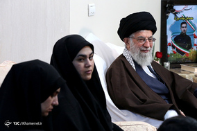 حضور رهبر انقلاب اسلامی در منزل شهید بایرامی از شهدای ناجا