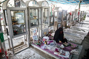 خانه تکانی گلزار شهدا در پنجشنبه آخر سال