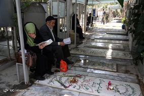 خانه تکانی گلزار شهدا در پنجشنبه آخر سال