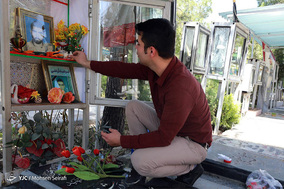 خانه تکانی گلزار شهدا در پنجشنبه آخر سال