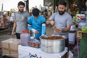 فروش ملزومات سفره هفت سین در میدان مرکزی میوه و تره بار در آستانه عید نوروز