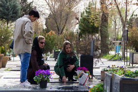 غبارروبی مزار درگذشتگان در آخرین پنجشنبه سال در امام زاده طاهر کرج