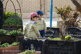 غبارروبی مزار درگذشتگان در آخرین پنجشنبه سال در امام زاده طاهر کرج