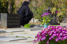غبارروبی مزار درگذشتگان در آخرین پنجشنبه سال در امام زاده طاهر کرج