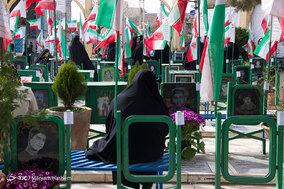 غبارروبی مزار درگذشتگان در آخرین پنجشنبه سال در امام زاده طاهر کرج