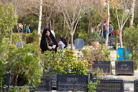 غبارروبی مزار درگذشتگان در آخرین پنجشنبه سال در امام زاده طاهر کرج