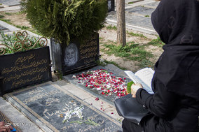 غبارروبی مزار درگذشتگان در آخرین پنجشنبه سال در امام زاده طاهر کرج