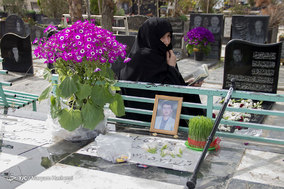 غبارروبی مزار درگذشتگان در آخرین پنجشنبه سال در امام زاده طاهر کرج
