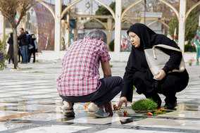 غبارروبی مزار درگذشتگان در آخرین پنجشنبه سال در امام زاده طاهر کرج