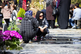 غبارروبی مزار درگذشتگان در آخرین پنجشنبه سال در امام زاده طاهر کرج