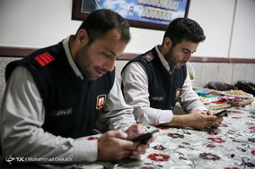لحظه تحویل سال نو در ایستگاه 64 آتش نشانی تهران