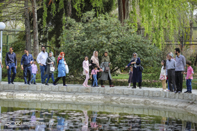 بازدید مسافرین نوروزی از باغ گلهای اصفهان