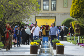 بازدید مسافرین نوروزی از باغ گلهای اصفهان