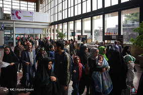 مسافران نوروزی در ایستگاه راه آهن مشهد