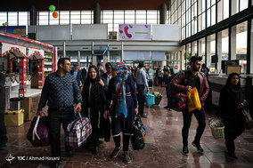 مسافران نوروزی در ایستگاه راه آهن مشهد