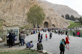 بازدید مسافران نوروزی از طاق بستان و سراب نیلوفر کرمانشاه