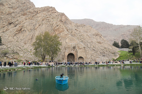 بازدید مسافران نوروزی از طاق بستان و سراب نیلوفر کرمانشاه