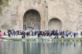 بازدید مسافران نوروزی از طاق بستان و سراب نیلوفر کرمانشاه