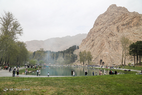 بازدید مسافران نوروزی از طاق بستان و سراب نیلوفر کرمانشاه