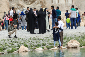 بازدید مسافران نوروزی از طاق بستان و سراب نیلوفر کرمانشاه