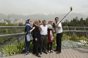 مسافران نوروزی در پل طبیعت