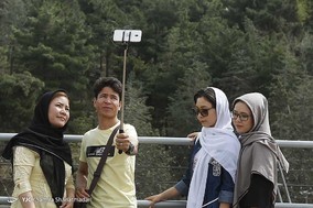 مسافران نوروزی در پل طبیعت