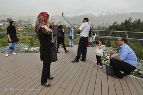 مسافران نوروزی در پل طبیعت