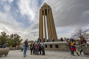 بازدید مسافران نوروزی از آرامگاه بوعلی سینا همدان
