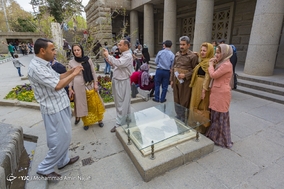 بازدید مسافران نوروزی از آرامگاه بوعلی سینا همدان