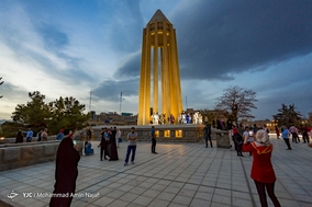 بازدید مسافران نوروزی از آرامگاه بوعلی سینا همدان