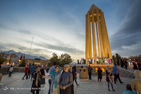 بازدید مسافران نوروزی از آرامگاه بوعلی سینا همدان