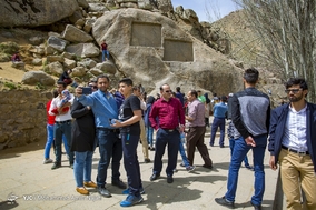 بازدید مسافران نوروزی از گنجنامه همدان - سنگ نوشته های گنجنامه